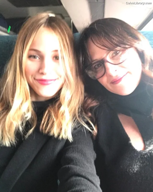 Halston Sage photo 10 of 284