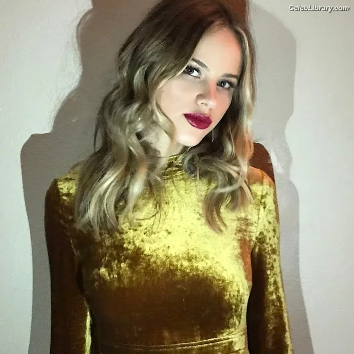 Halston Sage photo 20 of 284