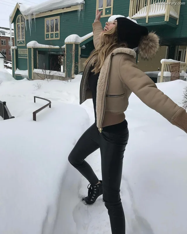 Halston Sage photo 22 of 284