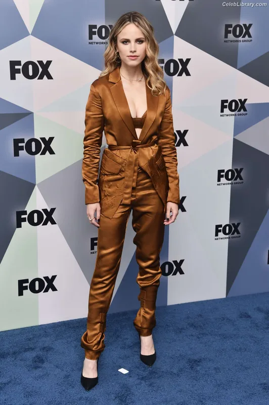 Halston Sage photo 9 of 284
