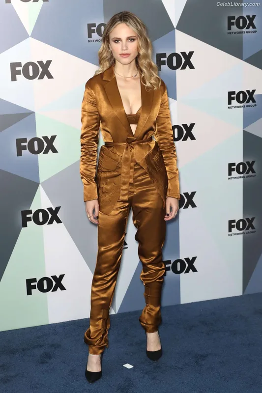 Halston Sage photo 12 of 284