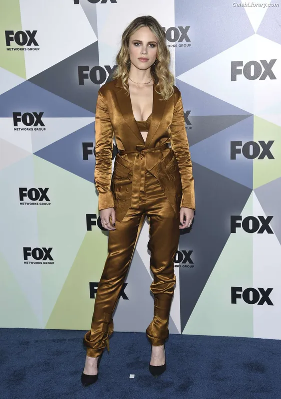 Halston Sage photo 14 of 284