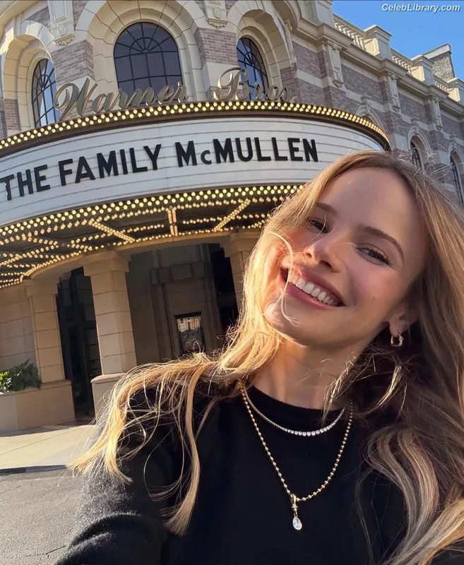 Halston Sage photo 9 of 284