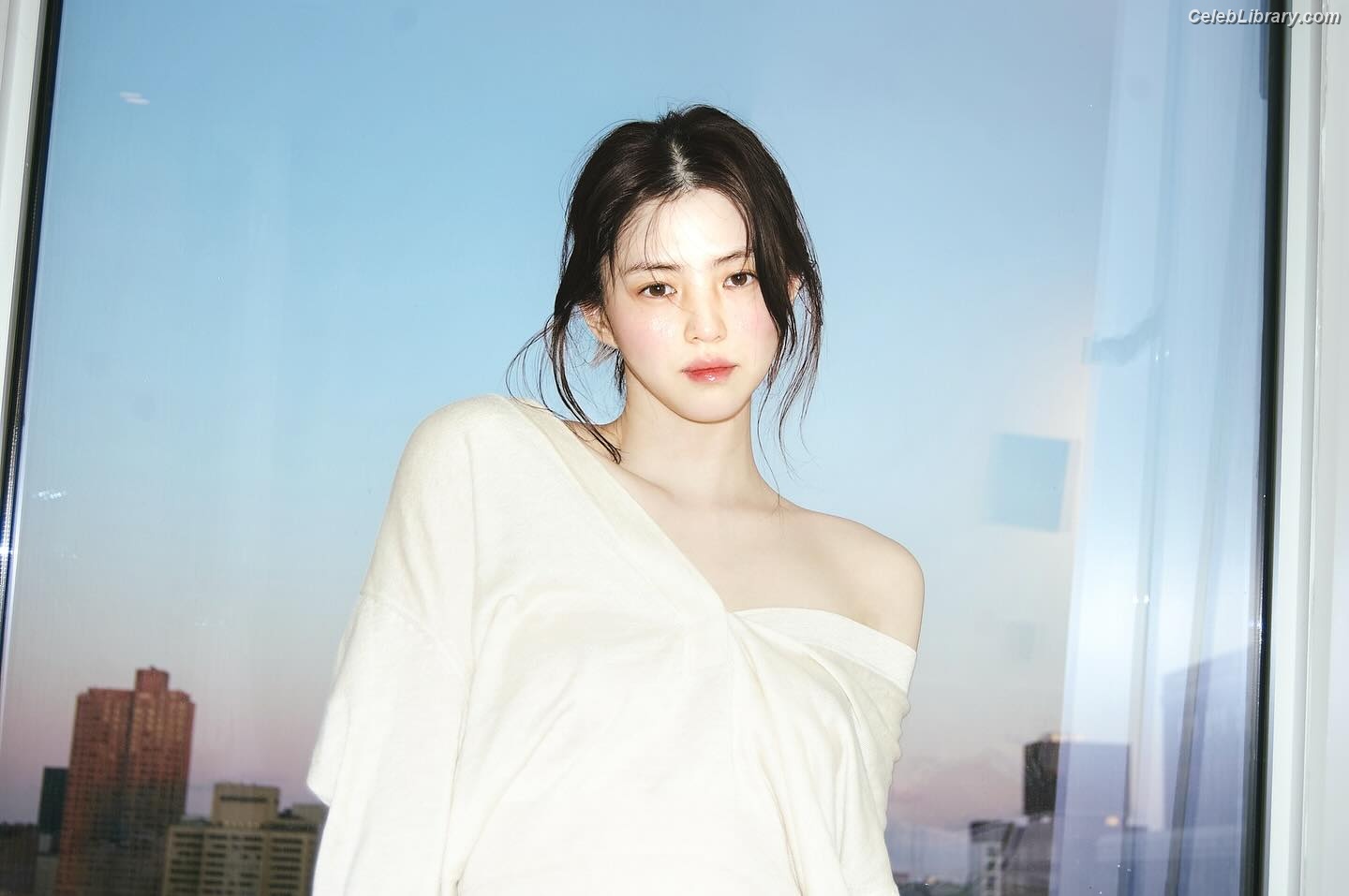 Han So-hee photo 17 of 32