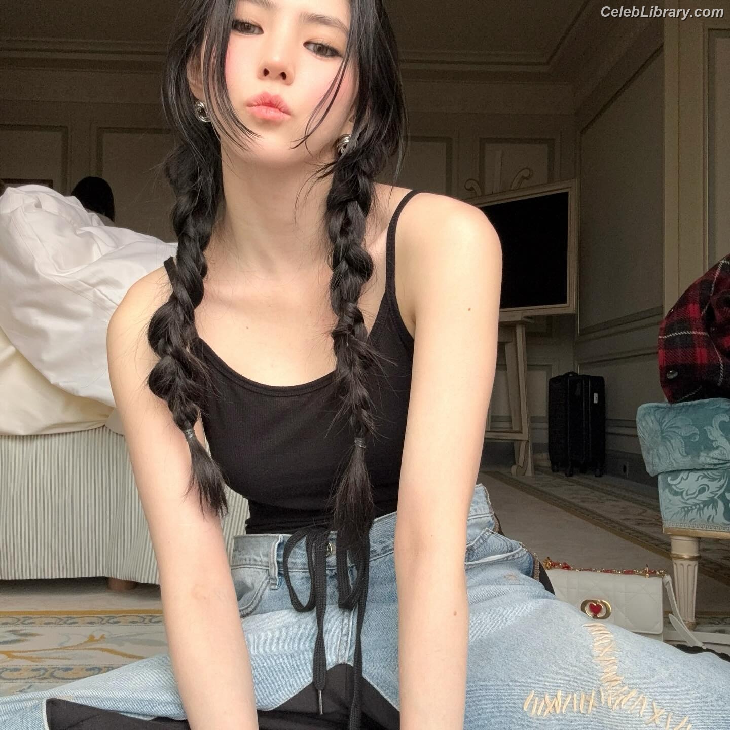 Han So-hee photo 23 of 32