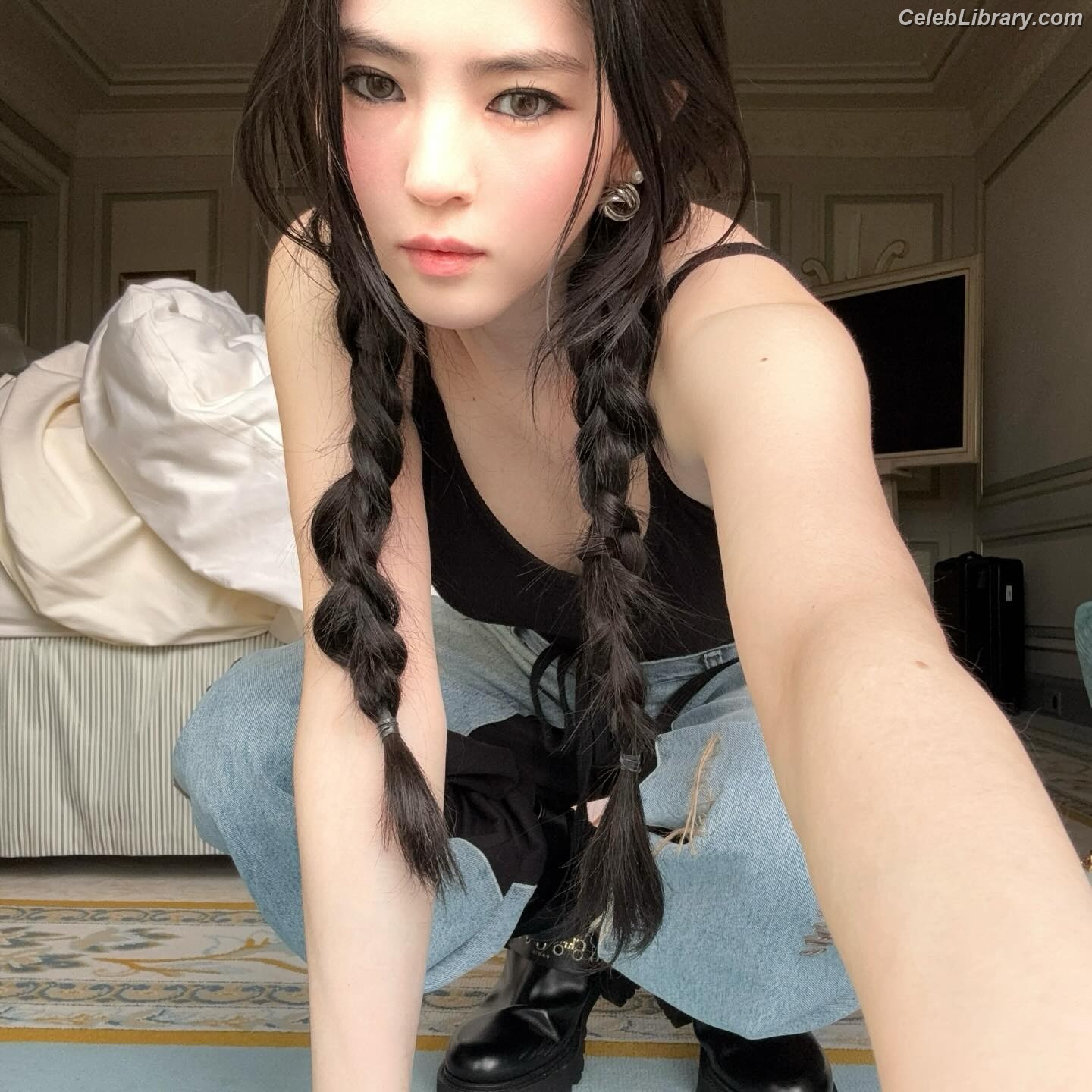 Han So-hee photo 1 of 32