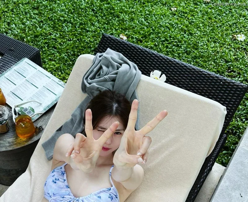 Han So-hee photo 1 of 32