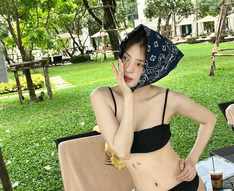 Han So-hee photo 2 of 32