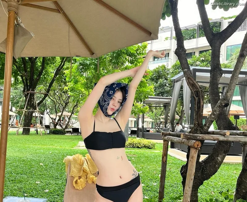 Han So-hee photo 3 of 32