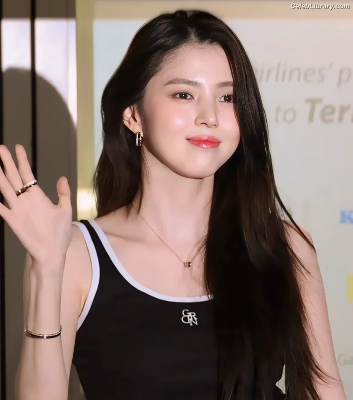 Han So-hee photo 7 of 32