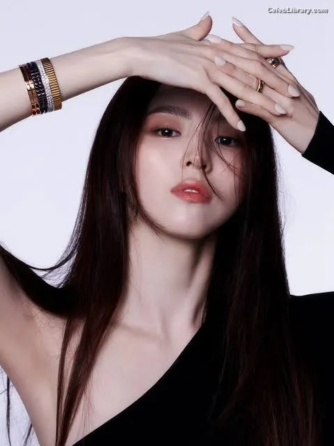Han So-hee photo 8 of 32