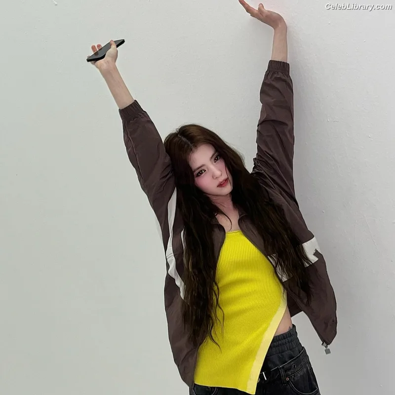 Han So-hee photo 10 of 32