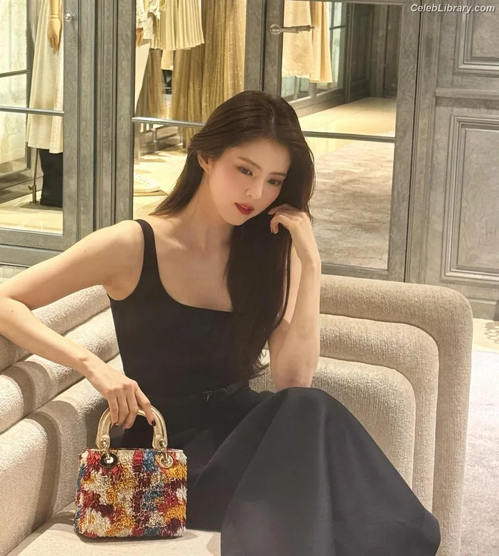Han So-hee photo 11 of 32