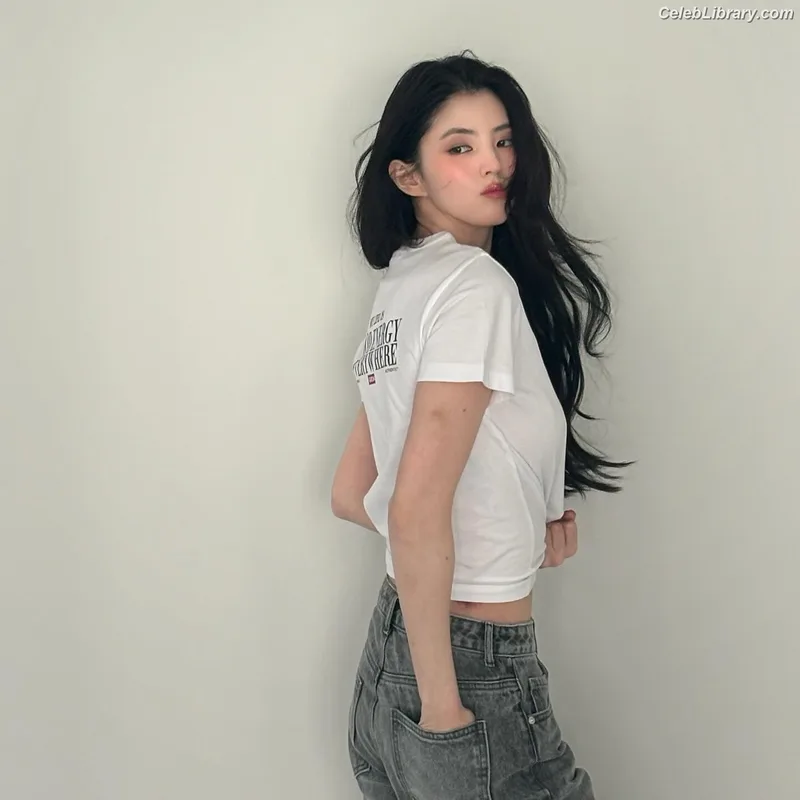 Han So-hee photo 22 of 32