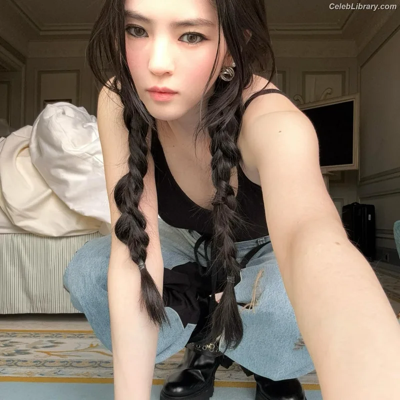 Han So-hee photo 1 of 32