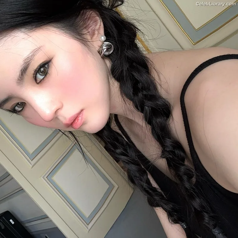 Han So-hee photo 2 of 32