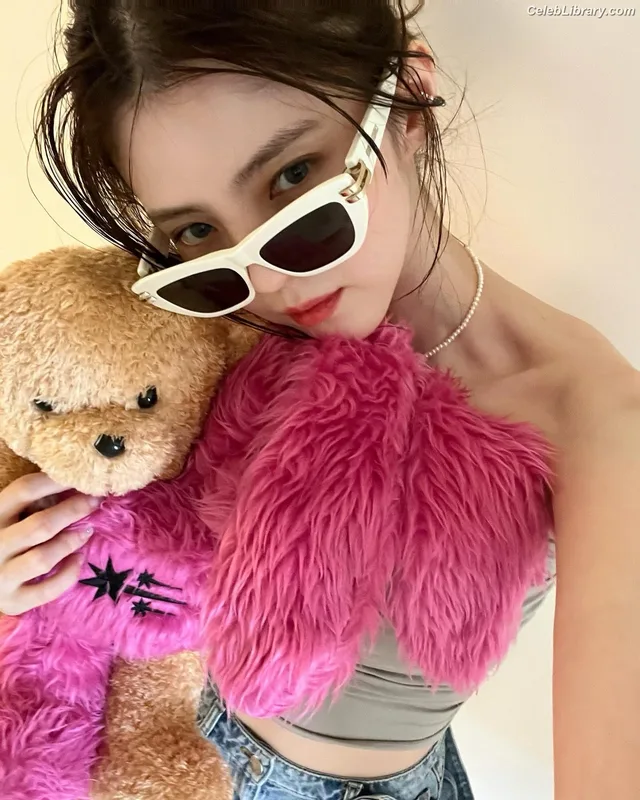 Han So-hee photo 3 of 32