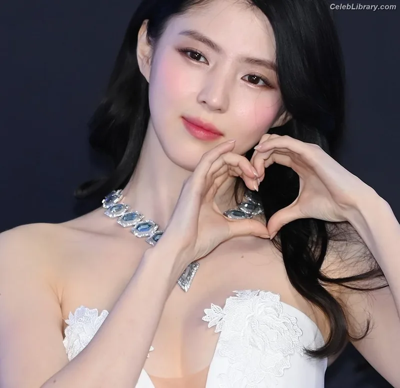 Han So-hee photo 6 of 32