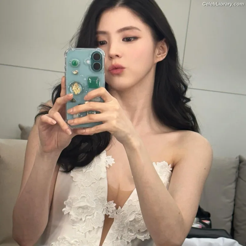 Han So-hee photo 8 of 32
