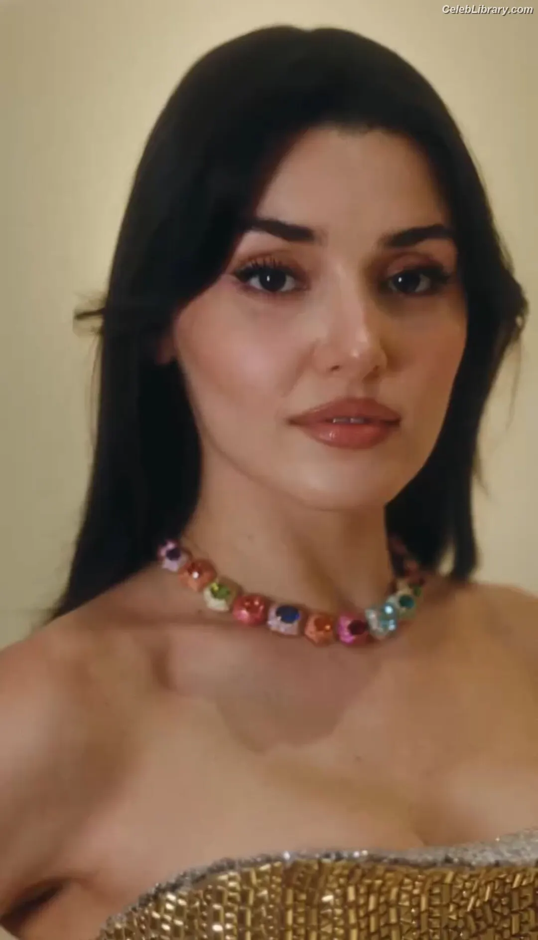 Hande Ercel photo 13 of 433