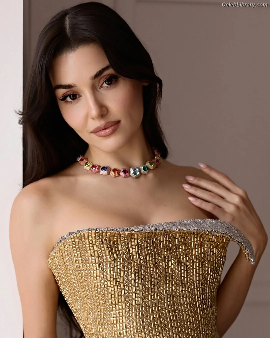 Hande Ercel photo 3 of 433