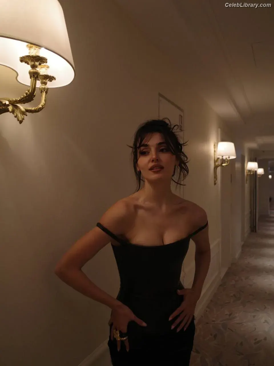 Hande Ercel photo 6 of 433