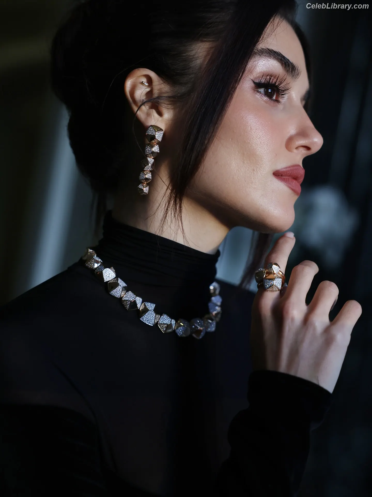 Hande Ercel photo 13 of 433