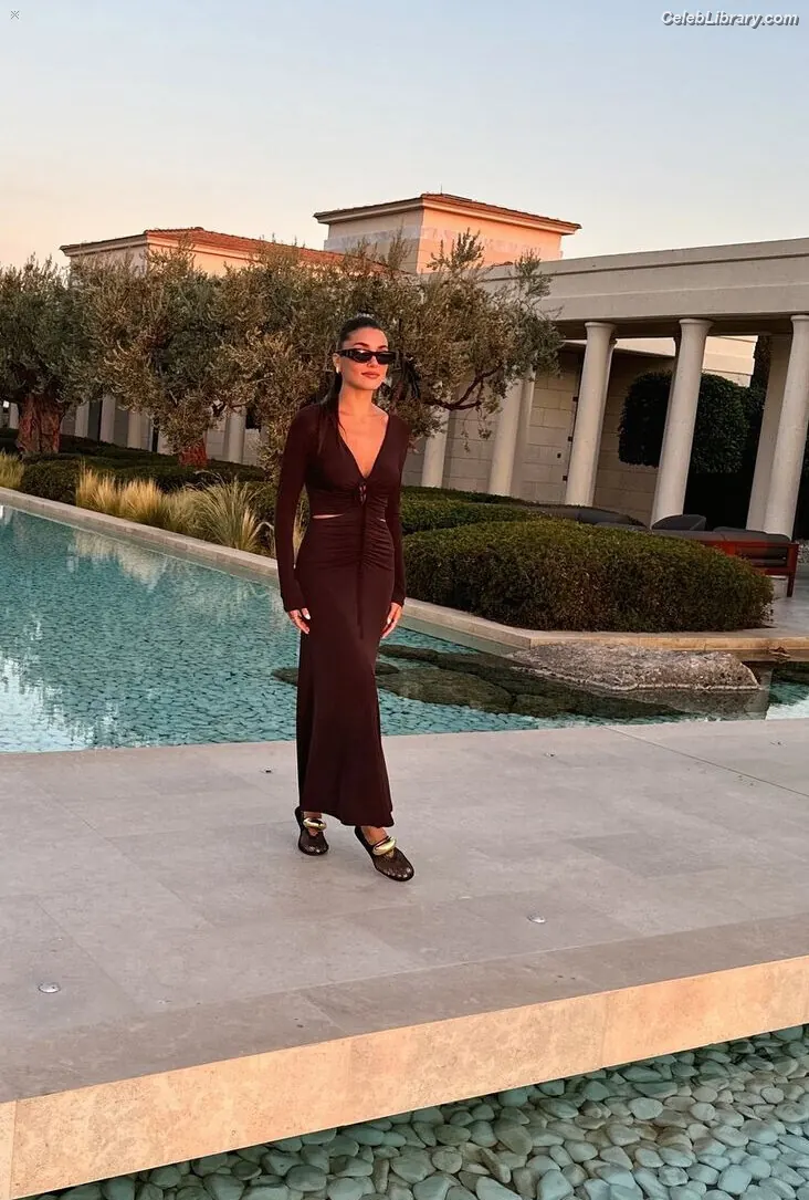 Hande Ercel photo 9 of 433