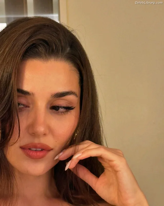 Hande Ercel photo 17 of 434