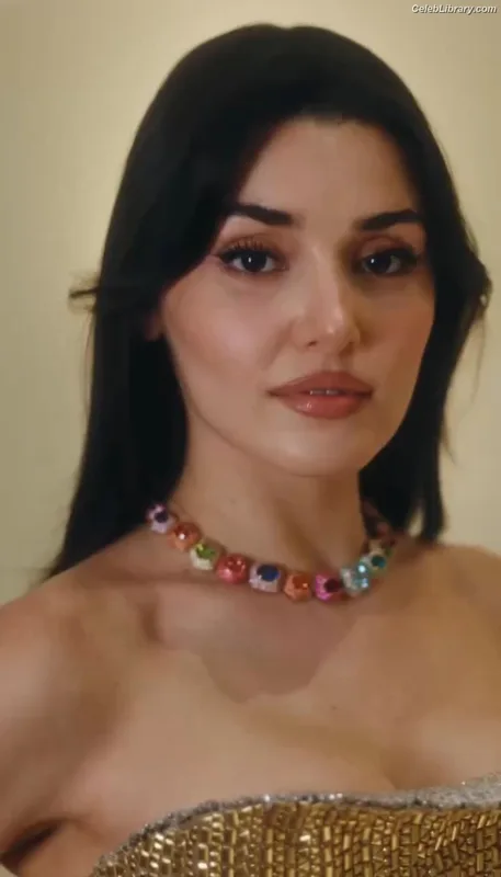 Hande Ercel photo 13 of 434