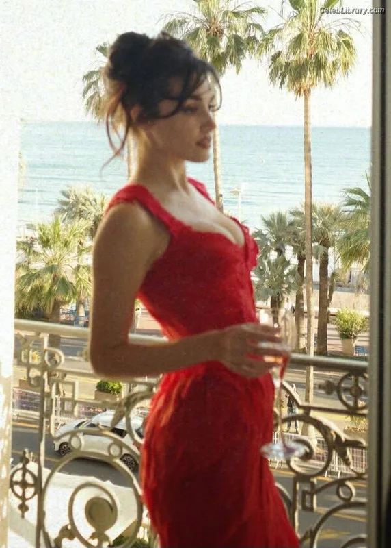 Hande Ercel photo 3 of 434