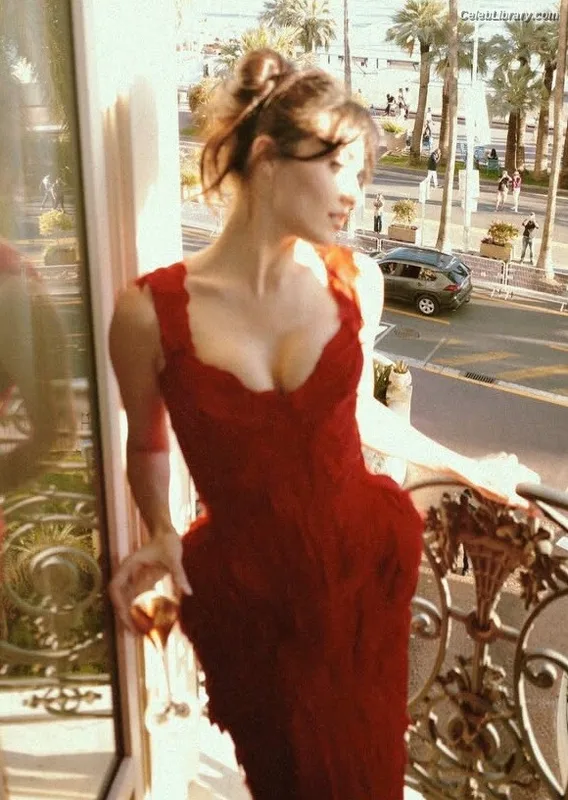Hande Ercel photo 4 of 434