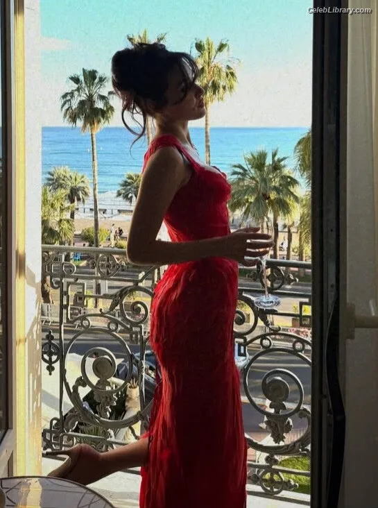 Hande Ercel photo 5 of 434
