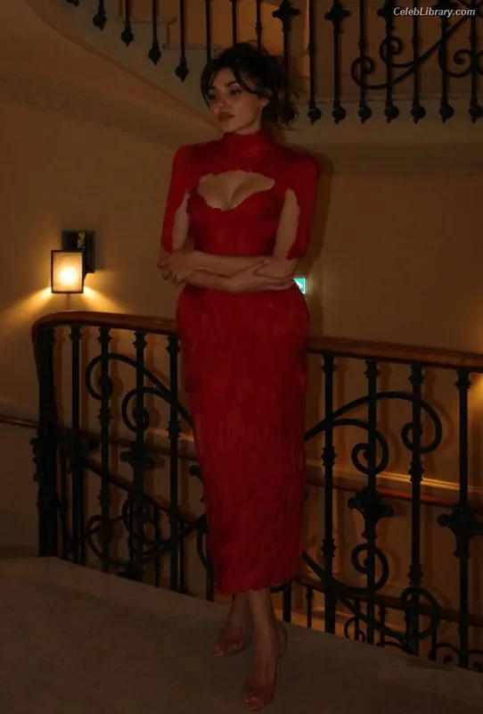 Hande Ercel photo 14 of 434