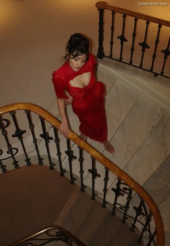 Hande Ercel photo 15 of 434
