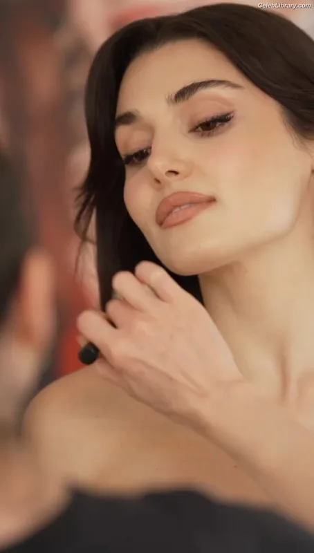 Hande Ercel photo 8 of 434