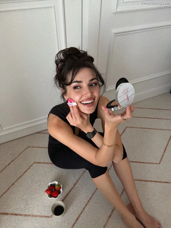 Hande Ercel photo 10 of 434