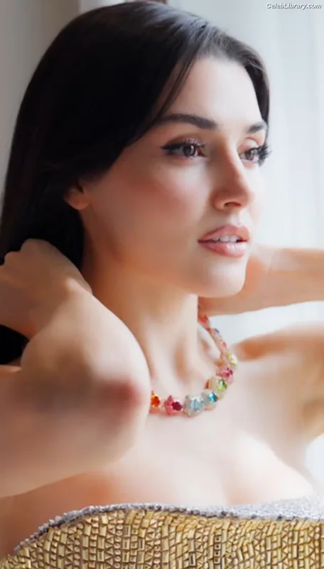 Hande Ercel photo 13 of 434
