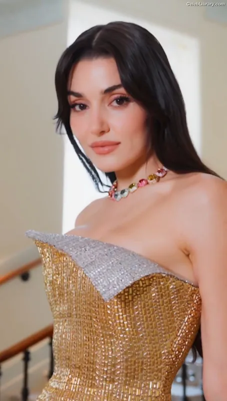 Hande Ercel photo 21 of 434