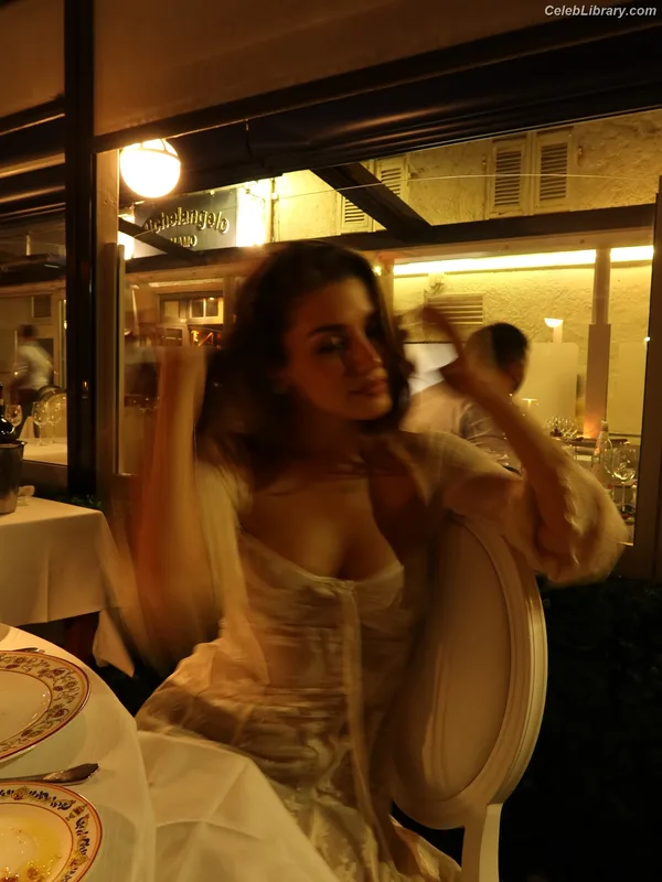 Hande Ercel photo 6 of 434