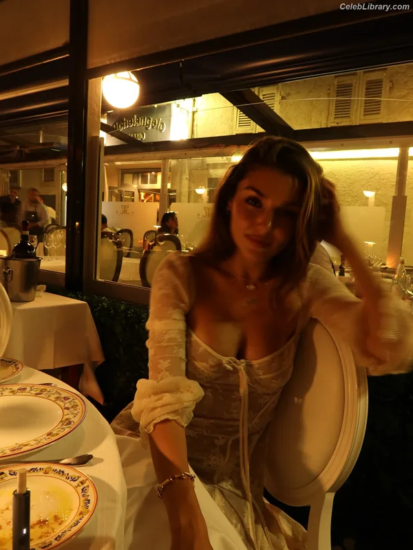 Hande Ercel photo 7 of 434