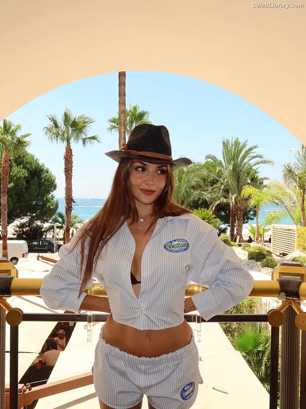 Hande Ercel photo 8 of 434