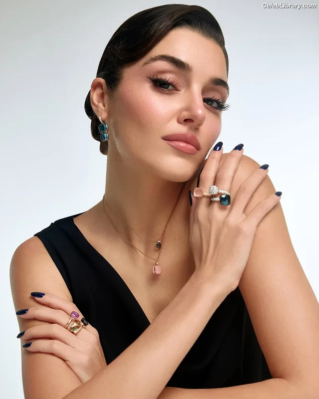 Hande Ercel photo 18 of 434