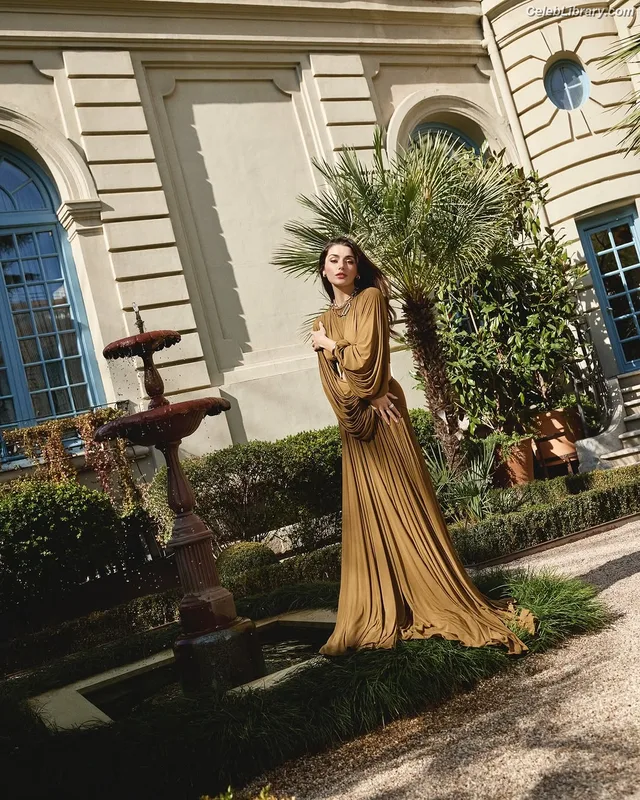 Hande Ercel photo 19 of 434
