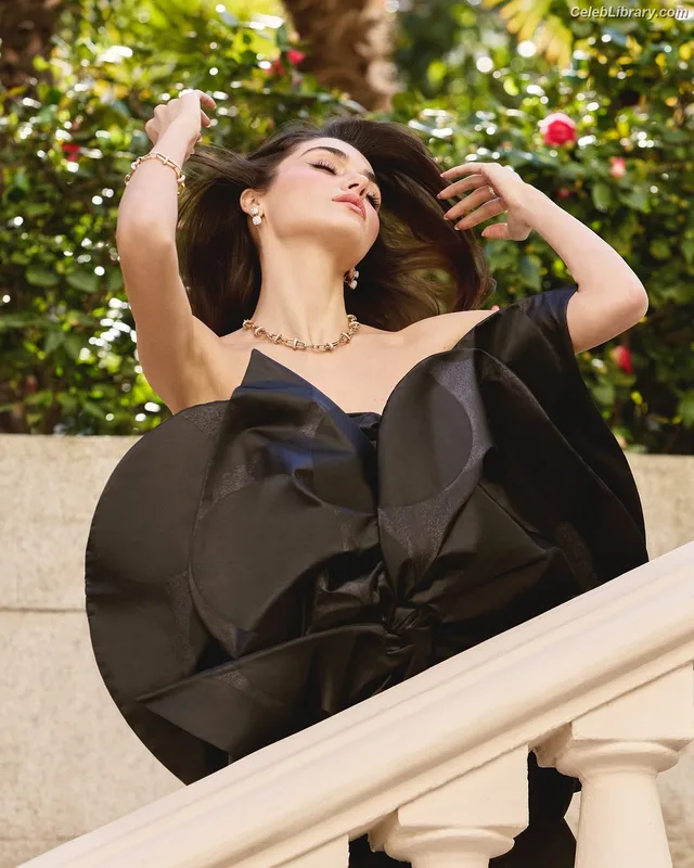 Hande Ercel photo 1 of 434