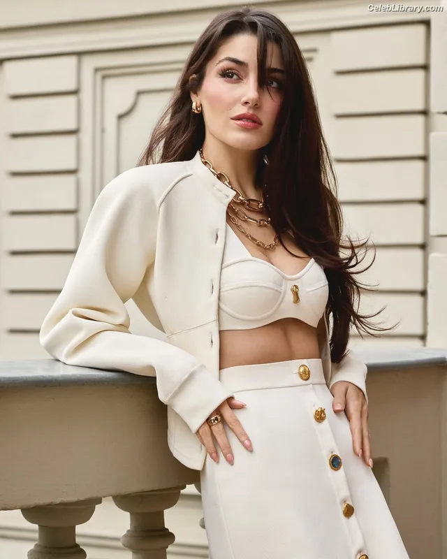 Hande Ercel photo 3 of 434