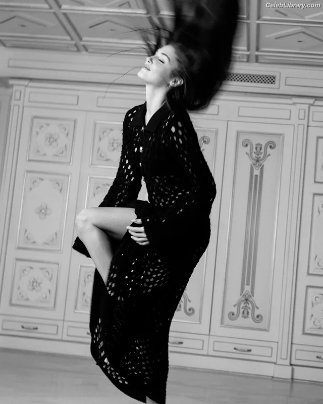 Hande Ercel photo 2 of 434