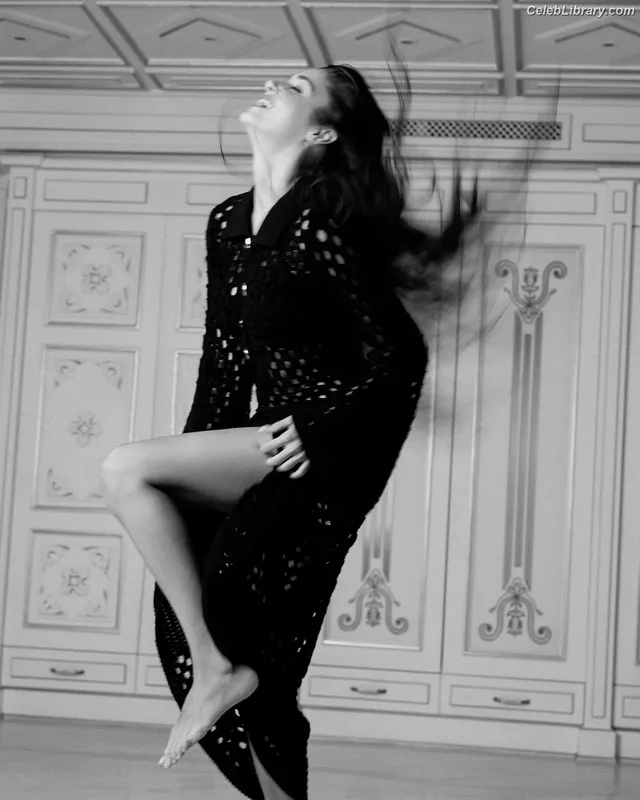 Hande Ercel photo 3 of 434