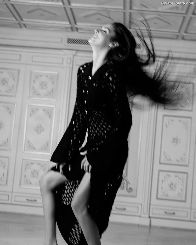 Hande Ercel photo 4 of 434