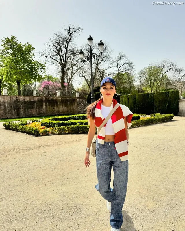 Hande Ercel photo 16 of 434